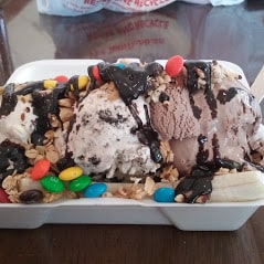 https://henryshomemadeicecream.com/wp-content/uploads/2019/03/Ice-Cream-Sunday-with-Toppings.jpg